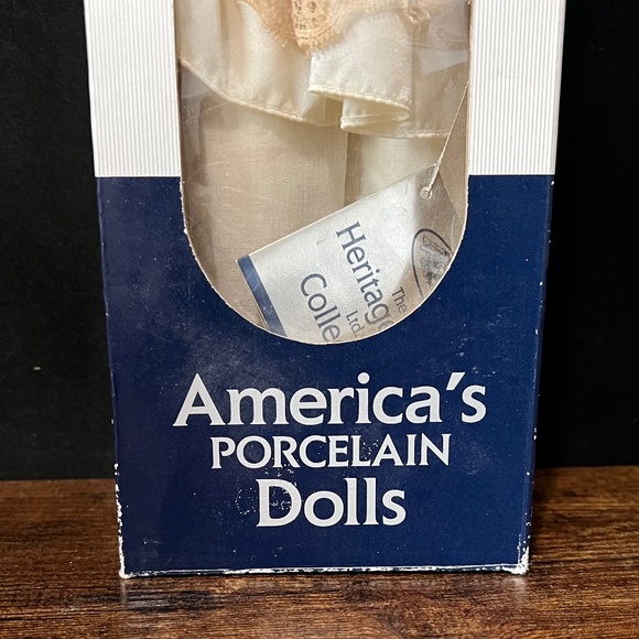THE HERITAGE MINT LTD COLLECTION Megan 16" Porcelain Doll - Picture 5 of 10